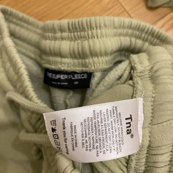 TNA sweatsuit - Picture 4 of 4